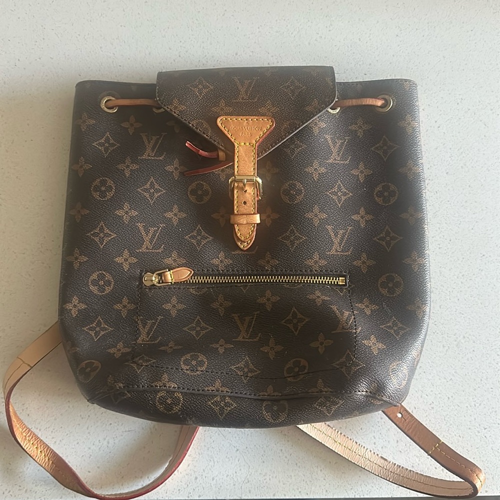 Used Louis bag! In great shape.